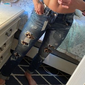 Mid rise jegging with cheetah print rips